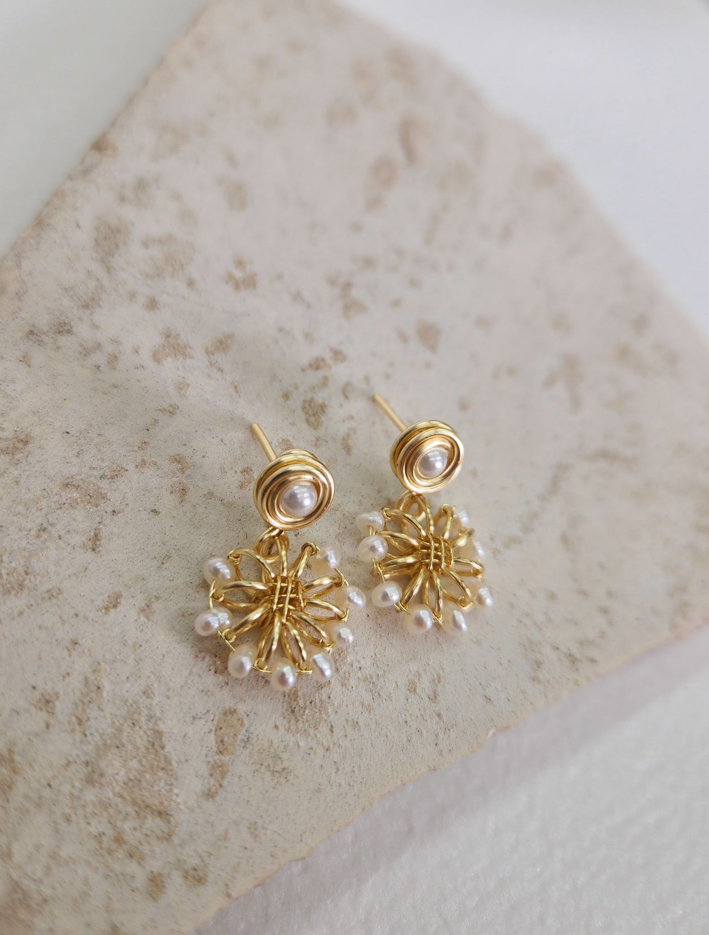 Arete Flor con perla by Any Granados